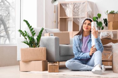 Taşındığı gün evinde streç film sarılı genç bir kadın hayal ediyor.