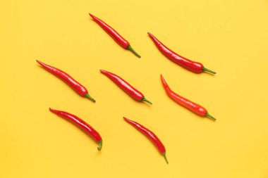 Sarı arka planda taze kırmızı biber.