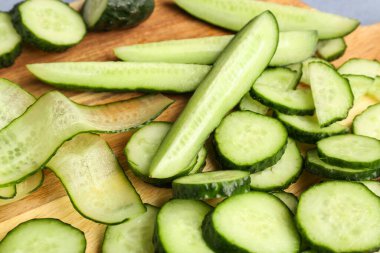 Masada taze salatalık dilimleri, yakın plan.