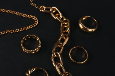 Siyah arka planda güzel mücevherler.