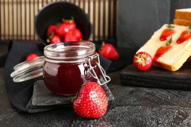 Masada bir kavanoz tatlı çilek reçeli