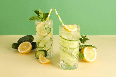 Salatalıklı limonata ve renkli arkaplanda nane şekeri.