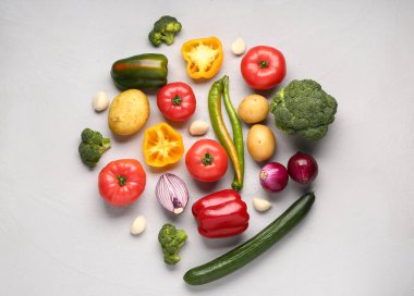 Gri arka plan üzerinde farklı taze sebze