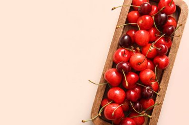 Bej arka planda tatlı kirazlı tahta