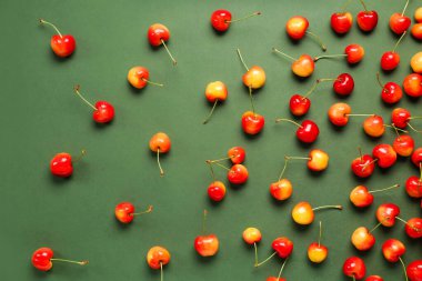 Yeşil arka planda bir sürü tatlı kiraz