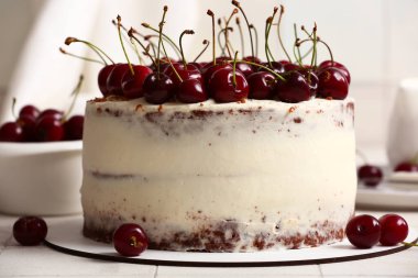 Lezzetli vişneli pasta.