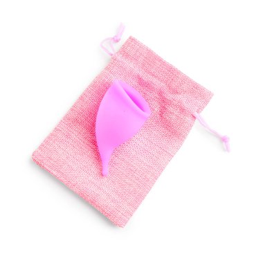 Adet bardağı ve çantası beyaz arkaplanda izole edilmiş.