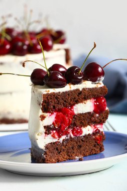 Açık arkaplanda bir parça vişneli pasta.