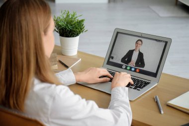 Evde iş görüşmesi yapan genç bir kadın, yakın plan.