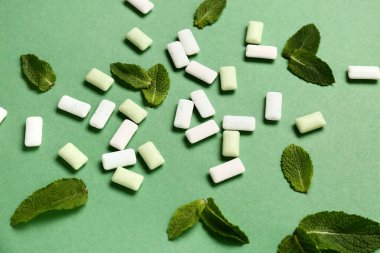 Yeşil arka planda naneli taze sakız.