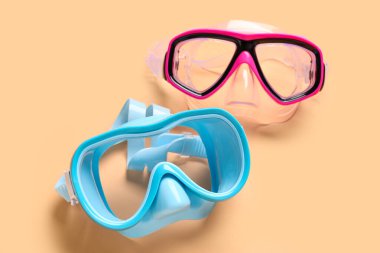 Bej arka planda farklı yüzme maskeleri, yakın plan