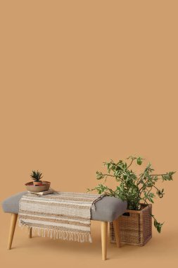 Bej arka planda ev bitkileri olan gri bank