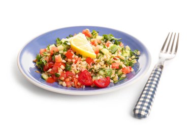 Lezzetli salata ve çatallı beyaz arka plan tabağı.