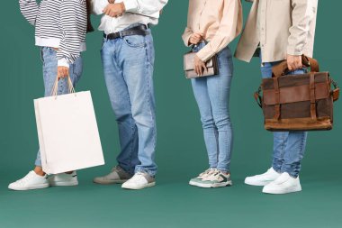 Yeşil arka planda bekleyen insanlar