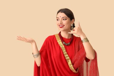 Güzel genç Hintli kadın 