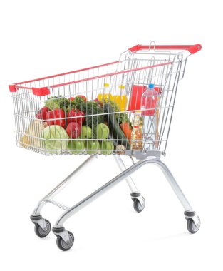 Beyaz arka planda yiyecek dolu alışveriş arabası.