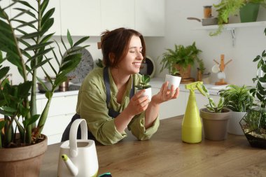 Mutfakta yeşil bitkileri olan kadın bahçıvan.