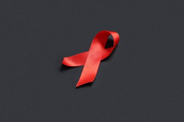 Siyah arka planda kırmızı kurdele. AIDS Günü konsepti