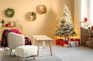 Modern oturma odasının içinde Noel ağacı var.