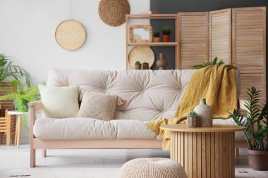 Işıl ışıl oturma odası, rahat beyaz kanepe ve kahve masası.