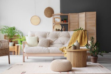 Işıl ışıl oturma odası, rahat beyaz kanepe ve kahve masası.