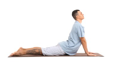 Genç adam beyaz arka planda yoga yapıyor.