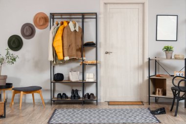 Palto askısı ve kapısı olan şık bir salon.