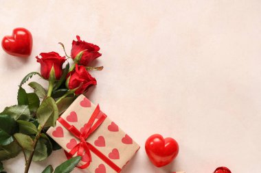 Kalpli güzel güller ve beyaz grunge arka planda hediye kutusu. Sevgililer Günü kutlaması