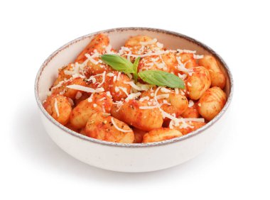 Beyaz arka planda peynirli bir kase lezzetli gnocchi