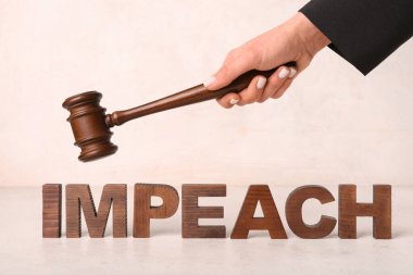Tokmak ve kelime IMPEACH ile beyaz masa üzerinde yargıç