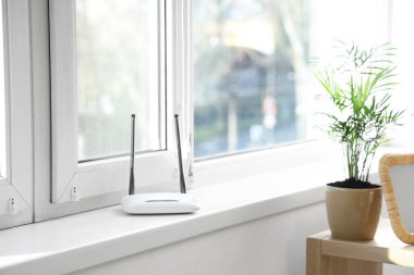 Modern Wi-Fi yönlendirici pencere kenarında, aydınlatma odasında, yakın plan