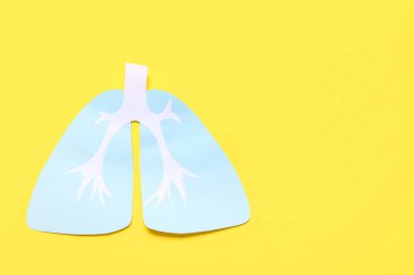 Sarı arka planda kağıt ciğerler