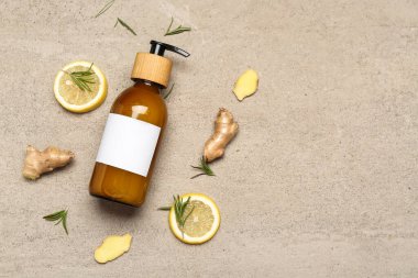 Kozmetik ürün şişesiyle kompozisyon ve grunge arkaplanda doğal malzemeler.