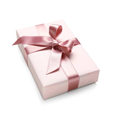 Beyaz arka planda pembe fiyonklu hediye kutusu. Uluslararası Kadınlar Günü