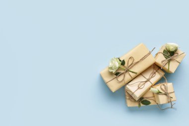 Mavi arka planda güzel beyaz güller olan hediye kutuları. Uluslararası Kadınlar Günü