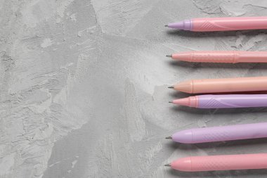 Gri grunge arka planında renkli kalemler