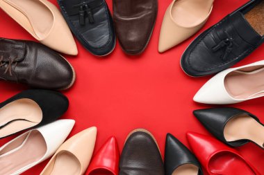 Kırmızı arka planda ayakkabılardan yapılmış çerçeve. Üst görünüm