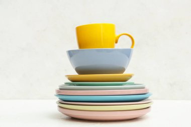 Beyaz arkaplanda temiz sofra takımı yığını