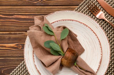 Ahşap arka planda yaprakları olan güzel bir masa.