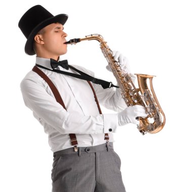Beyaz arka planda saksafon çalan erkek sanatçı
