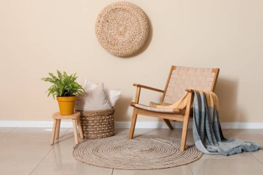 Oturma odasının içinde sandalye, yastık ve ekose kumaş var.