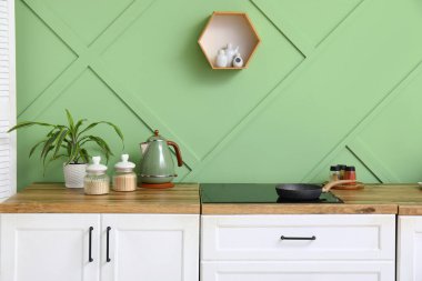 Modern mutfak, şık tezgah, soba ve mutfak gereçleri, yakın çekim.