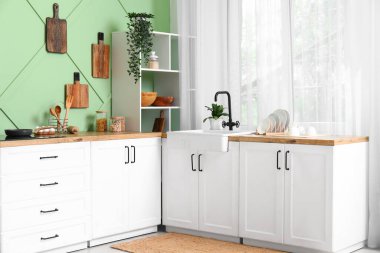 Tezgahı olan modern bir mutfak.