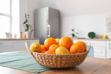 Mutfaktaki masada limon ve portakallı sepet.