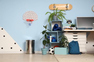 İş yeri, bitkiler ve spor aletleri olan bir gencin odasının içinde.