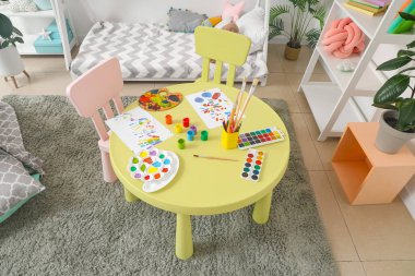 Çocukların yatak odasındaki kağıt çarşaflı tablolar.