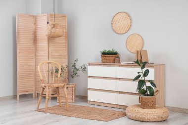 Ahşap perdeli, sandalyeli ve tuvaletli oturma odasının içi.