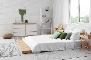 Rahat yatak ve sandıklar rahat yatak odasının içinde.