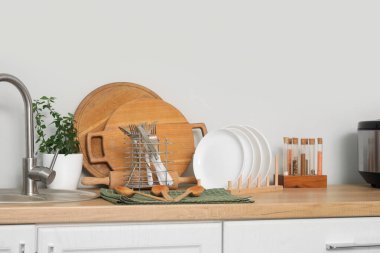 Mutfaktaki lavabonun yanında temiz tabaklar var.