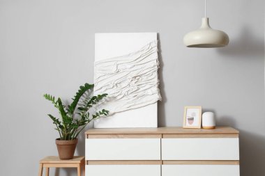 Işık odasındaki klozette şık resimler